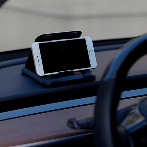 Tukee joustavaa puhelintelinettä autossa