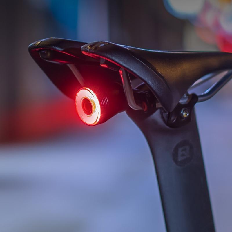Zadní LED světlo na kolo s inteligentním brzdovým senzorem — ideální pro městské a sportovní jízdy 