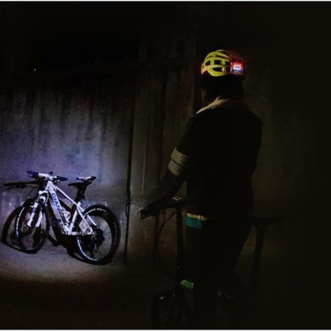 Intelligent cykelhjälm med LED-lampa — maximal säkerhet och synlighet 