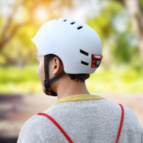خوذة دراجة حضرية - مع إضاءة LED أمامية وخلفية 